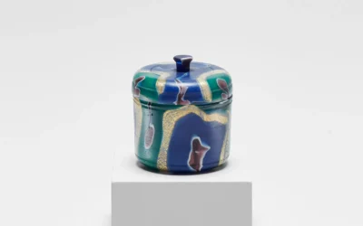 Scatolina decorata a nastri colorati e foglia d’oro