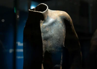 Primo piano di una delle statue in bronzo rinvenute negli ultimi scavi al santuario di San Casciano ai Bagni, con particolare dell'iscrizione sulla parte superiore del torace dell'individuo.