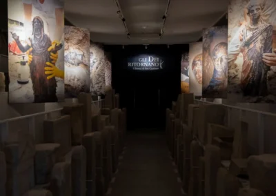 Sala introduttiva del percorso espositivo con immagini a colori che ritraggono momenti dello scavo archeologico del santuario di San Casciano ai Bagni.