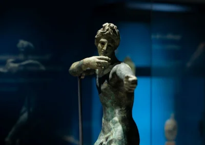 Immagine che raffigura uno dei capolavori in bronzo rinvenuti negli scavi del santuario di San Casciano e che ritrae il dio Apollo nell'atto di scoccare una freccia con il suo arco, ora perduto.