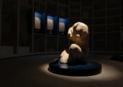 Veduta di una delle sale del percorso espositivo con la statua in marmo bianco di Venere accovacciata in primo piano.