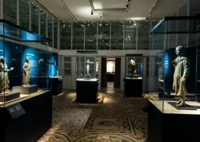 Sala del percorso espositivo con vetrine che espongono le statue in bronzo di divinità, offerenti e fedeli rinvenute nel sito di San Casciano ai Bagni.