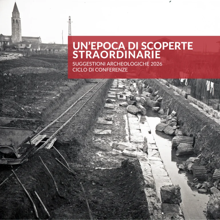 Foto d'archivio in bianco e nero di un'area di scavo di Aquileia con rocchi di colonna e il vagoncino utilizzato per il trasporto della terra rimossa.